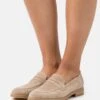 Pier One Leather - Instappers - Beige 2 Pier One Leather - Instappers - Beige -Pier One Schoenen Winkel 17e770e9ff9c447394eaf913c3ee5c70