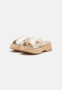 Pier One Leather - Clogs - Gold -Pier One Schoenen Winkel 7340354bb3184d65b143ef5952f5a2f6